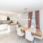 2 Bedroom In Okrug Gornji