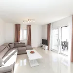 2 Bedroom In Okrug Gornji
