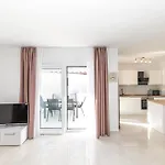 Apartment 2 Bedroom In Okrug Gornji *