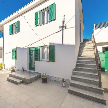 Apartament Beautiful In Okrug Gornji