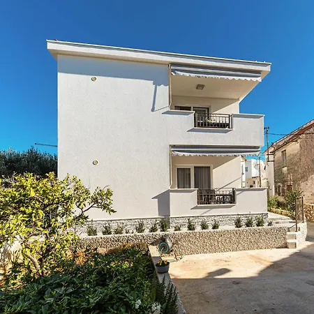 2 Bedroom Gorgeous Apartment In Okrug Gornji Apartament Trogir