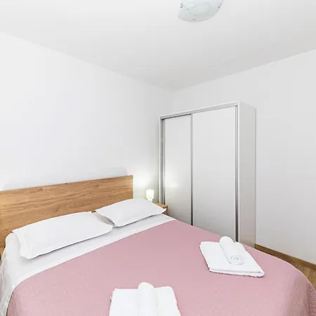 Apartament Beautiful In Okrug Gornji