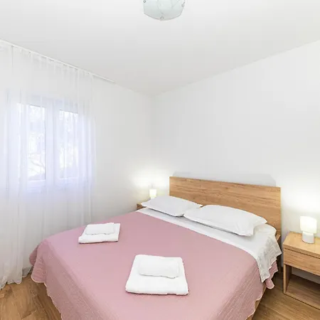 Apartament 2 Bedroom Gorgeous Apartment In Okrug Gornji