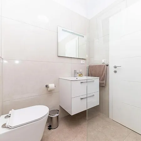 2 Bedroom Gorgeous Apartment In Okrug Gornji