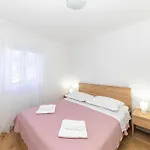 Apartment 2 Bedroom In Okrug Gornji