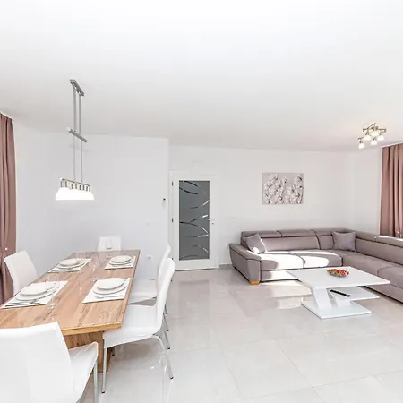 2 Bedroom In Okrug Gornji
