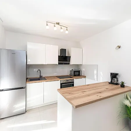 2 Bedroom Gorgeous Apartment In Okrug Gornji *