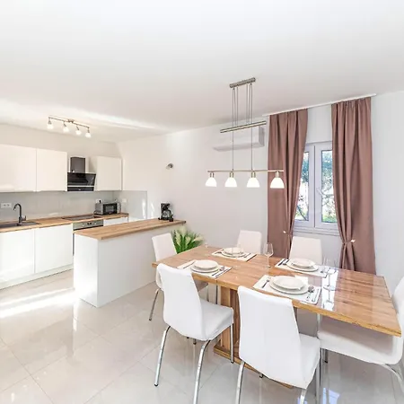 2 Bedroom Gorgeous Apartment In Okrug Gornji