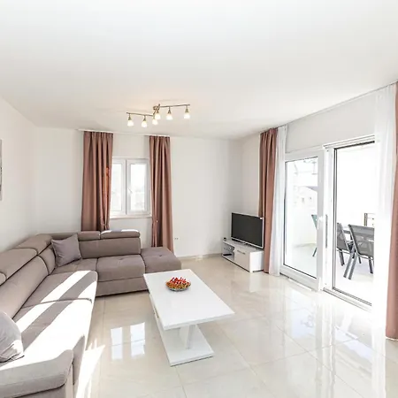 2 Bedroom Gorgeous Apartment In Okrug Gornji