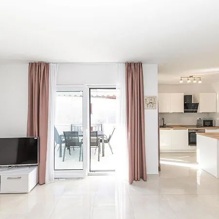 Apartman 2 Bedroom Gorgeous Apartment In Okrug Gornji *