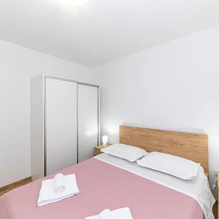 Apartman 2 Bedroom Gorgeous Apartment In Okrug Gornji *