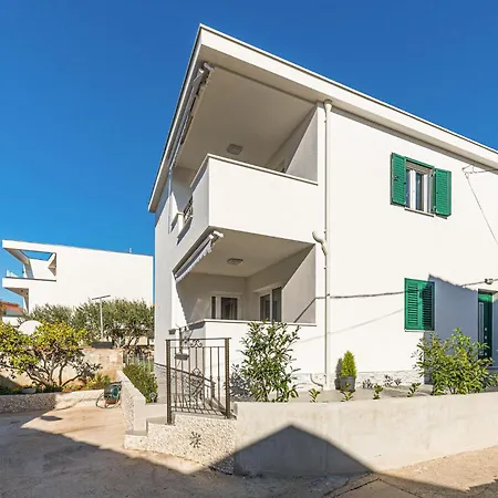 Apartman 2 Bedroom Gorgeous Apartment In Okrug Gornji